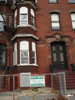 bee-yoo-t-ful straight up brownstone in a sketchy neighborhood. sign says you can buy it for cheap. wish I could buy it and renovate it. great bones. 